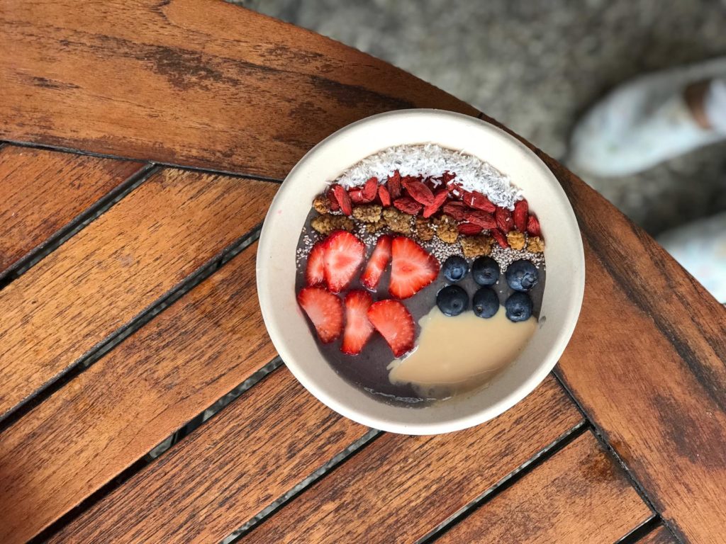 Smoothie bowl, açai, puree d'amande, fraise, baies de goji, flocons coco