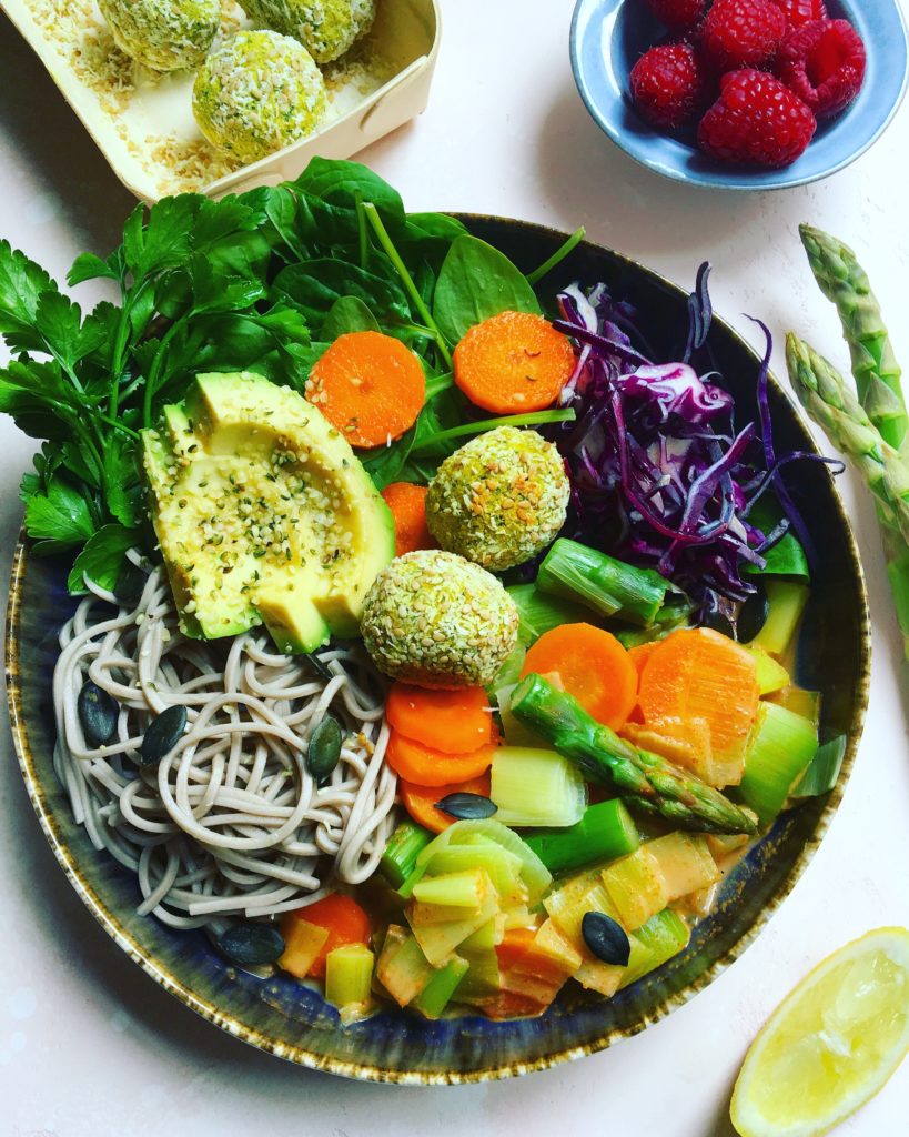 L'Atelier V Salade gourmande falafel, houmous, avocado, nouilles soba, asperges