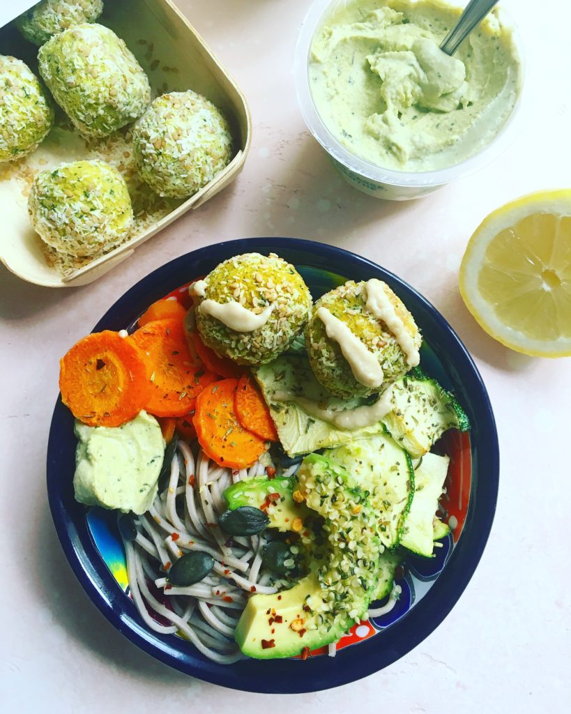 L'Atelier V Salade gourmande falafel, houmous, avocado, nouilles soba, asperges