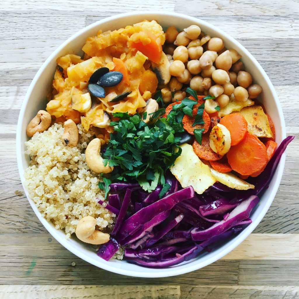 Buddha bowl, chou rouge, pois chiches, quinoa, persil, noix de cajou, carottes, panais rotis