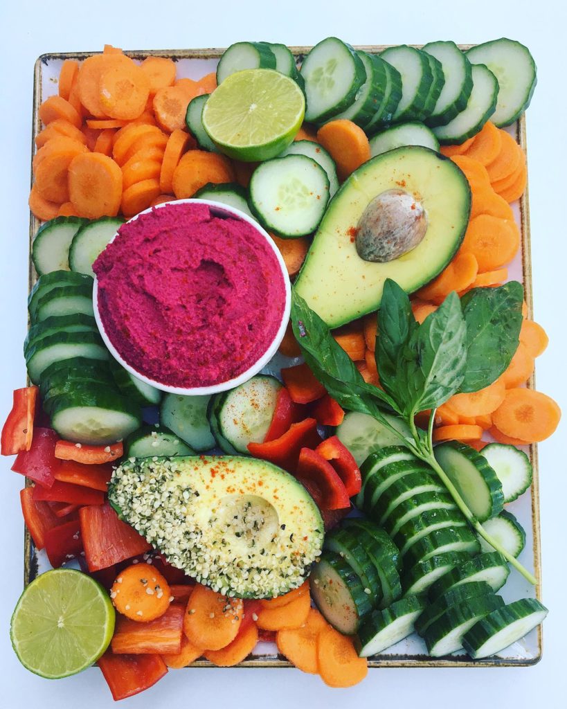 Houmous betterave, crudités, avocats, concombre, carotte, basilic