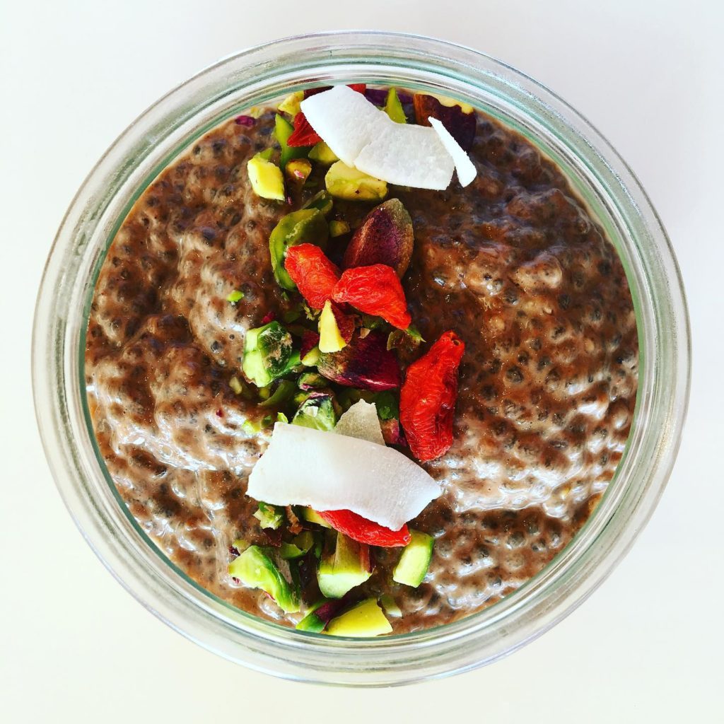 chia pudding chocolat baies de goji pistaches flocons de coco