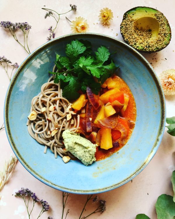 Curry Thai rouge, coriandre, avocat, carottes, panais, nouilles soba