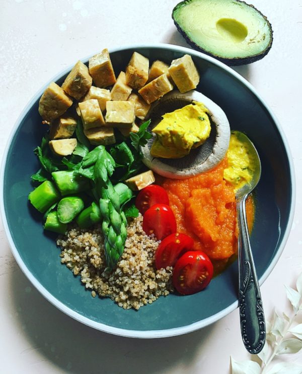 Buddha bowl quinoa, asperges, puree de carotte, tempeh, houmous coriandre l'atelier V, tomates cerises