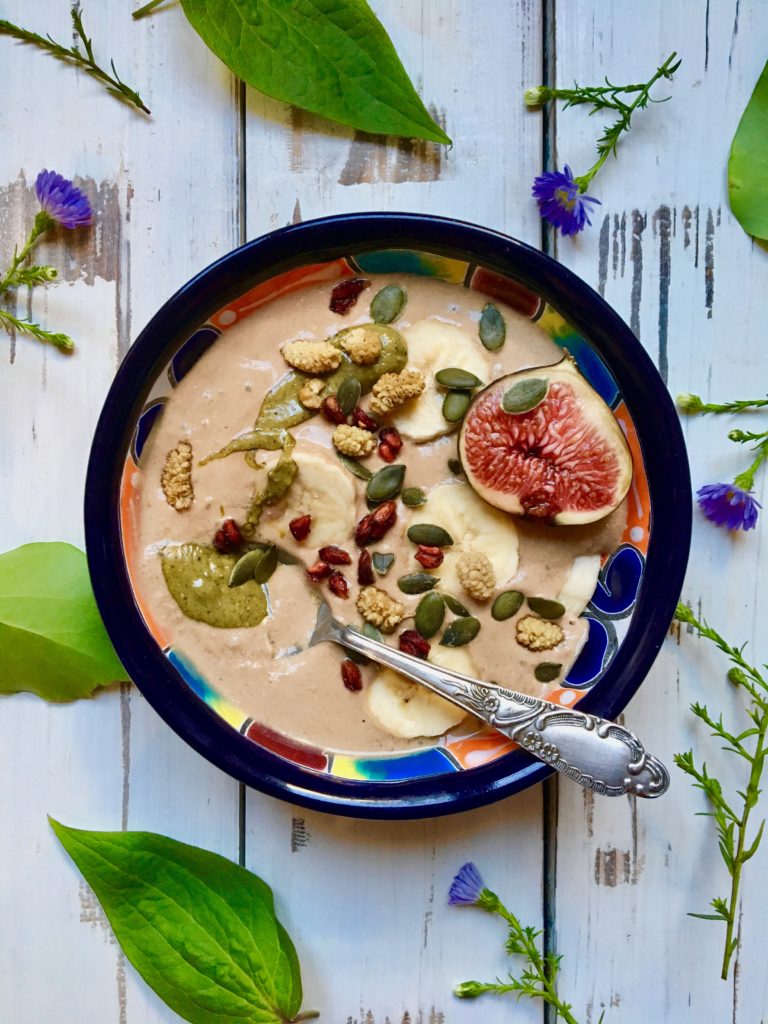 Porridge chocolat pistache avec figues, bananes, mures blanches