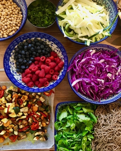 Mealprep bowls fruits and vegetables
