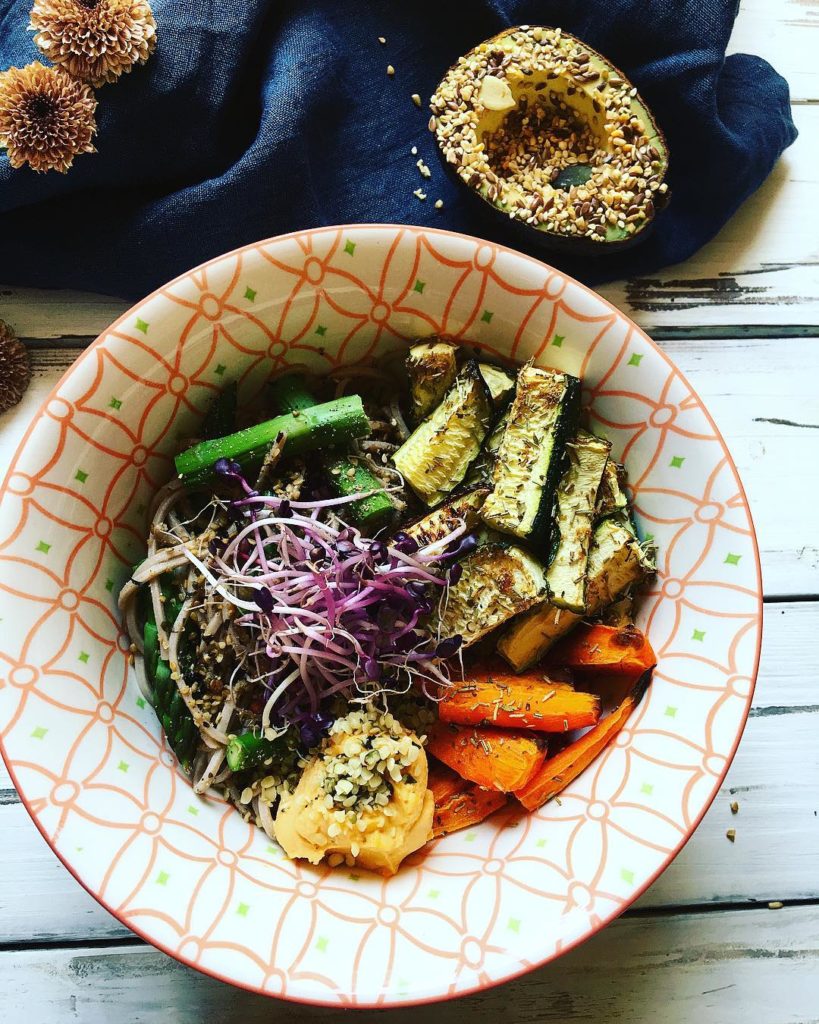 Nouilles soba, houmous lentilles, courgettes, carottes, asperges rôties au four aux herbes