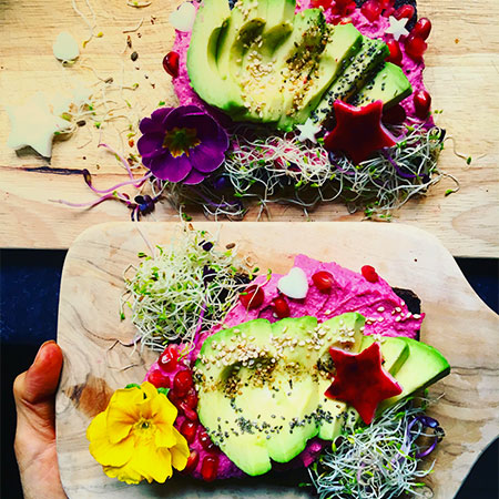 avocado toast, houmous betterave, graines germées, decoration