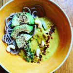 Curry patate douce, kale, nouilles soba, champignons avec avocat, noix de cajou et piment