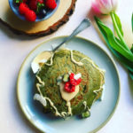 Pancakes matcha avec beurre d'amandes et fruits rouges