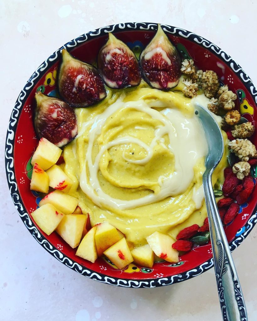 Smoothie bowl tropical